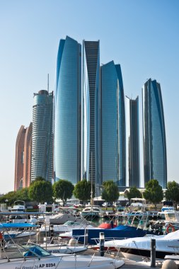 Al Bateen Wharf ve Etihad kuleleri