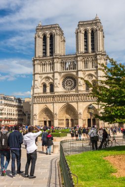 Turistler Notre Dame manzarasının tadını çıkarın.