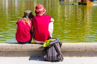 Çeşmede oturan gençler