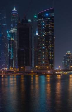 dubai Yat Limanı gece manzarası