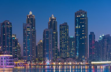 dubai Yat Limanı gece manzarası