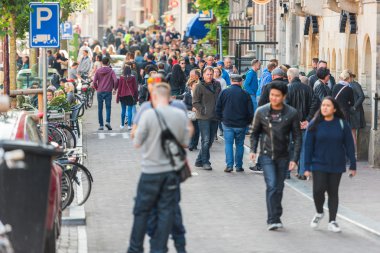 Amsterdam sokakta yürürken insanlar