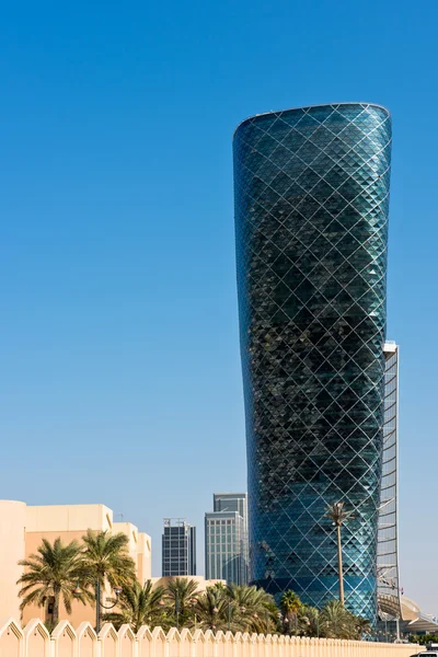 Башня Capital Gate Tower в Абу-Даби — стоковое фото