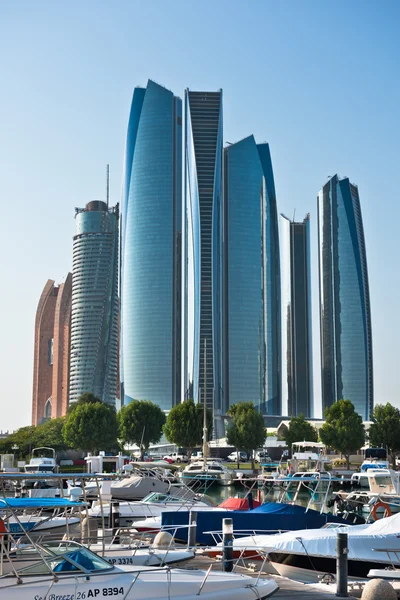 Al Bateen Wharf et les tours Etihad — Photo