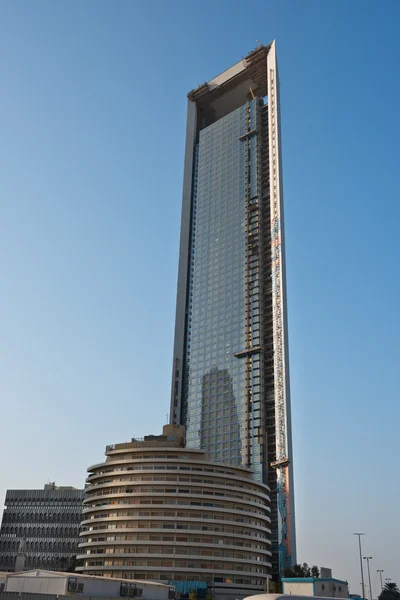 Ruas Abu Dhabi com arranha-céus — Fotografia de Stock