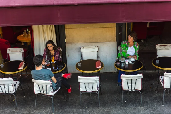 Parisare i café trottoaren — Stockfoto