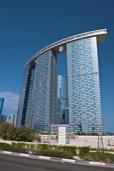 Abu Dhabi straten met wolkenkrabbers — Stockfoto