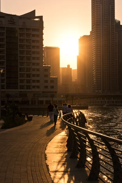 Wolkenkratzer Silhouetten in Dubai Marina — Stockfoto