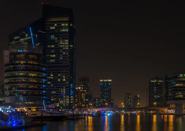 Vue nocturne du port de plaisance de Dubaï — Photo