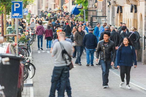 Ludzie chodzą na ulicy Amsterdamu — Zdjęcie stockowe