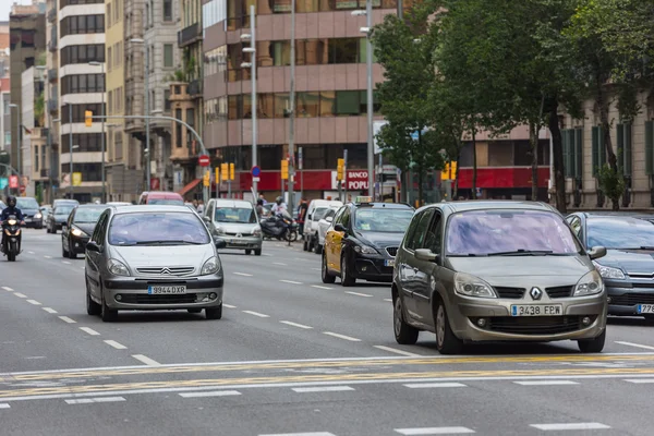 Het verkeer van auto's op straat van Barcelona — Stockfoto