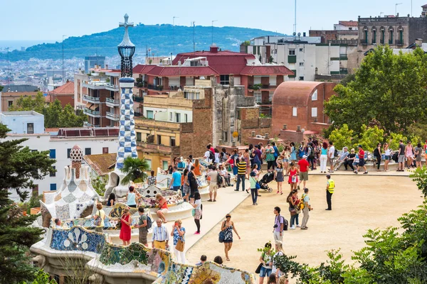 Touristen im Park Güell, Barcelona — Stockfoto