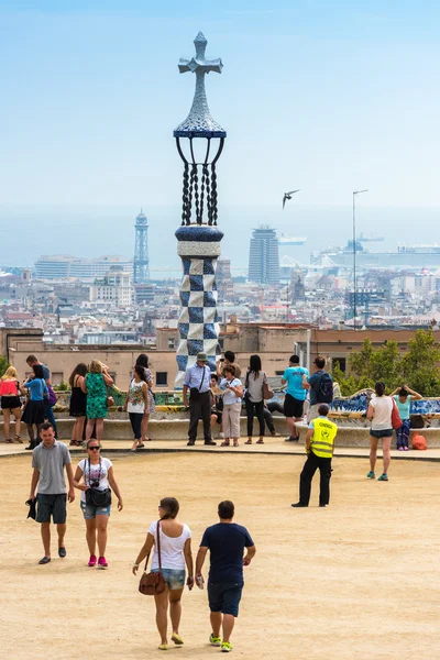 Turistas en Park Güell, Barcelona — Foto de Stock