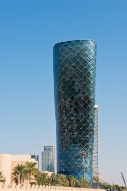 Abu Dabi 'deki Capital Gate kulesi.