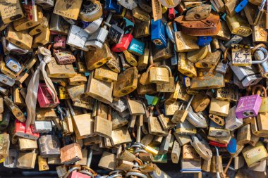 Bir köprü severler kilitler