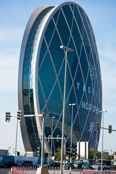 Перегляд Aldar штаб-квартири будівлі в Абу-Дабі — стокове фото