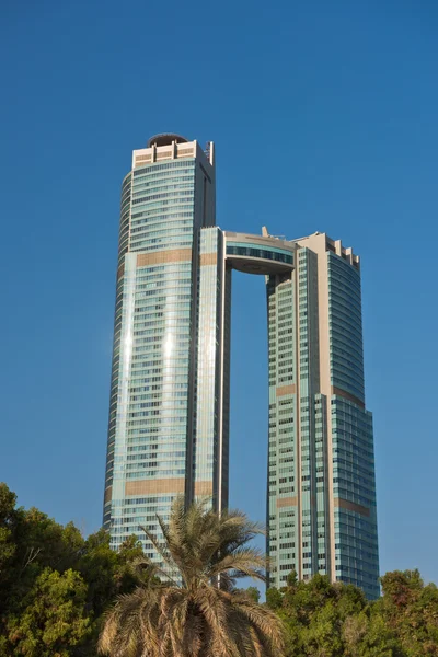 Ruas Abu Dhabi com arranha-céus — Fotografia de Stock