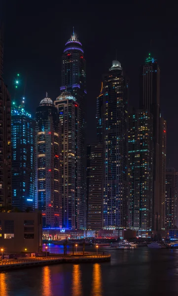 Vue nocturne du port de plaisance de Dubaï — Photo