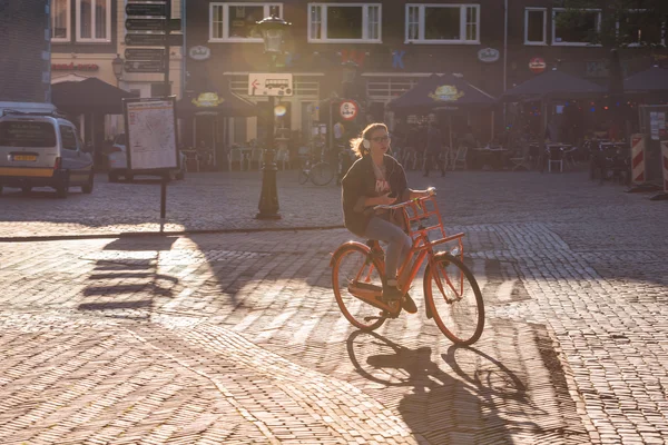 Ludzie na ulicy Utrecht — Zdjęcie stockowe
