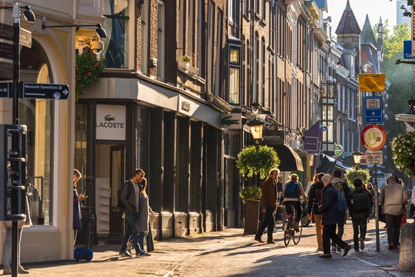 La gente sulla strada di Utrecht — Foto Stock