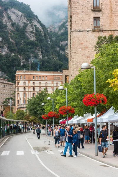 Turistas que visitan el monasterio de Montserrat — Foto de Stock