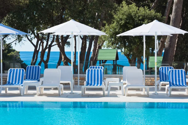 Otel havuz kenarındaki koltukları — Stok fotoğraf