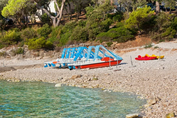 Catamarani multicolori sulla spiaggia — Foto Stock