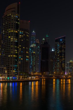 dubai Yat Limanı gece manzarası