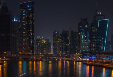 dubai Yat Limanı gece manzarası