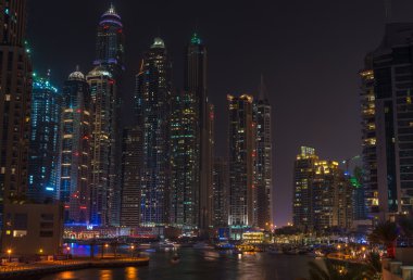 dubai Yat Limanı gece manzarası