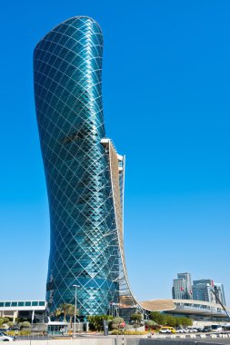 Abu Dabi 'deki Capital Gate kulesi.