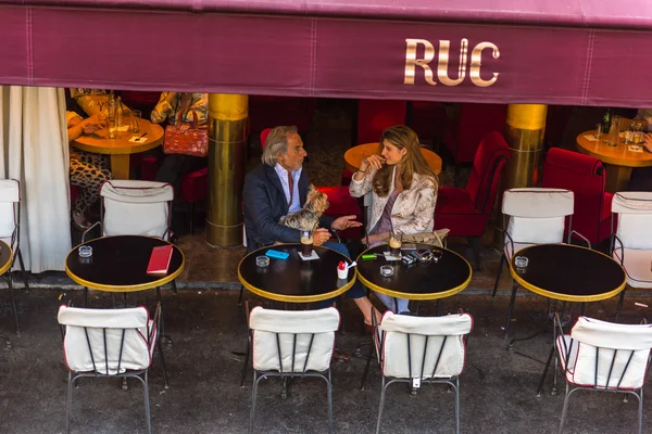 Parisare i café trottoaren — Stockfoto