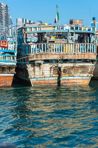 Dubai creek adlı geleneksel tekneler — Stok fotoğraf