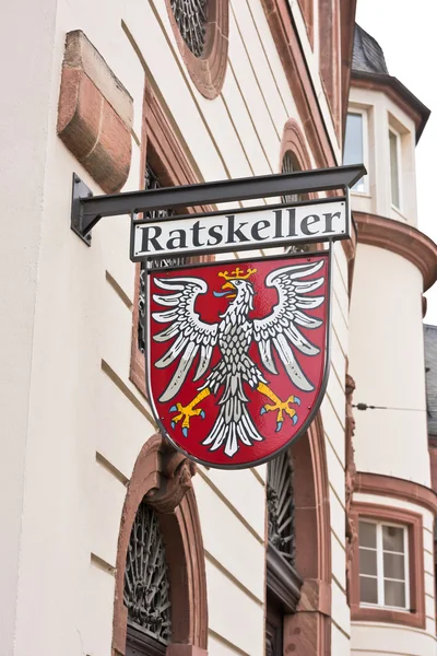 フランクフルト、ドイツの建物のラーツケラー記号の表示 — ストック写真