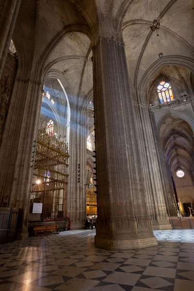 Promienie słoneczne w Catedral de Sevilla, Hiszpania — Zdjęcie stockowe