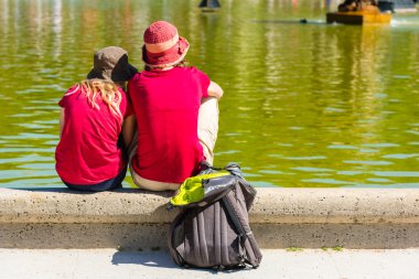 Çeşmede oturan gençler