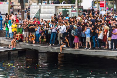 Barcelona'da iskelede kalabalık