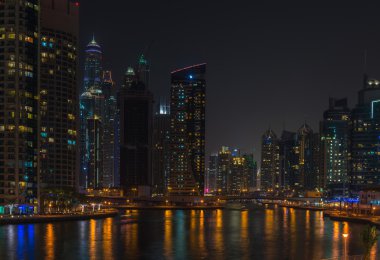dubai Yat Limanı gece manzarası