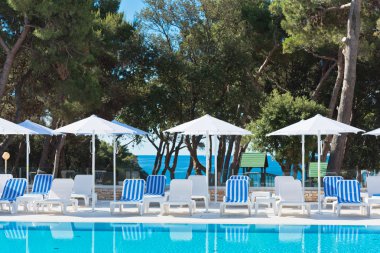 otel havuz kenarındaki koltukları 