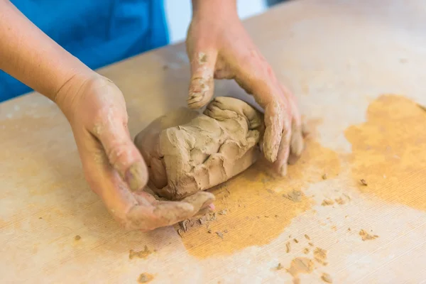 Pottering - crear una taza de arcilla —  Fotos de Stock