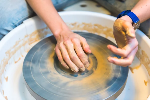 Knutselen - een kopje van klei maken — Stockfoto