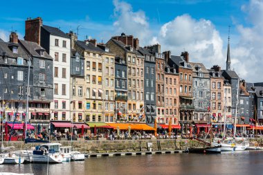 Normandiya'daki Honfleur liman 