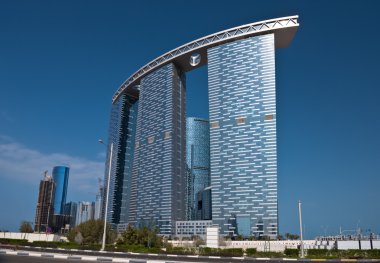 Gökdelenler olan Abu Dabi sokak