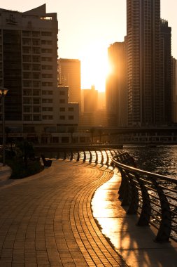   günbatımı dubai Marina