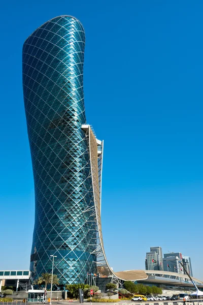 La torre de la Puerta Capital en Abu Dhabi — Foto de Stock