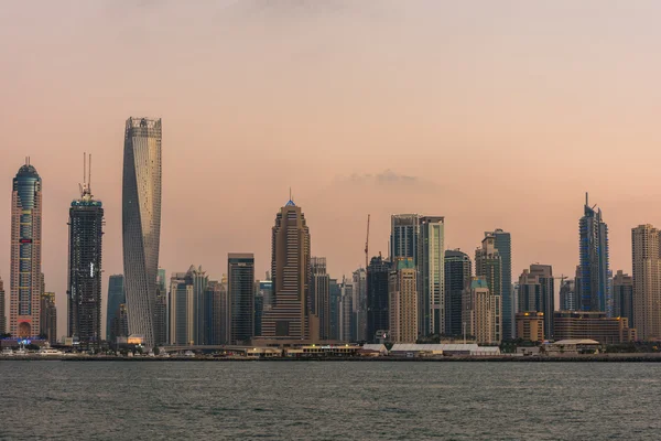 Avond stadslandschap van Dubai stad — Stockfoto