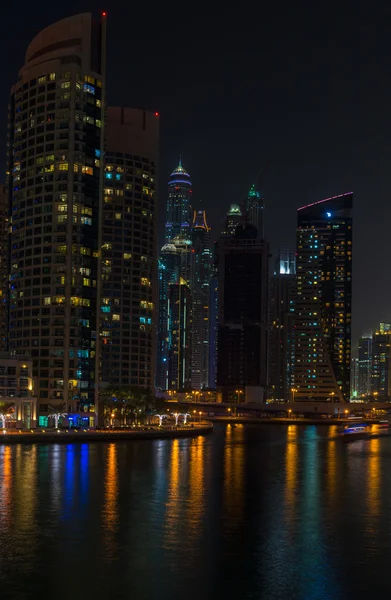 Vista notturna del porto turistico di Dubai — Foto Stock