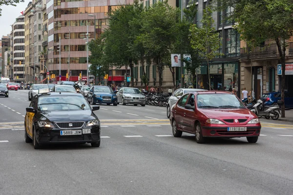 Traffico automobilistico sulla strada di Barcellona, Spagna — Foto Stock