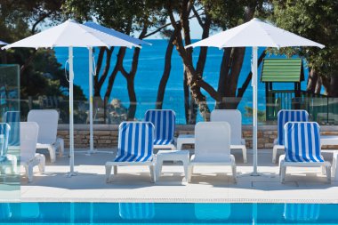 otel havuz kenarındaki koltukları 