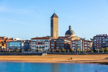 Las arenalarda Getxo sahil ve Kilisesi